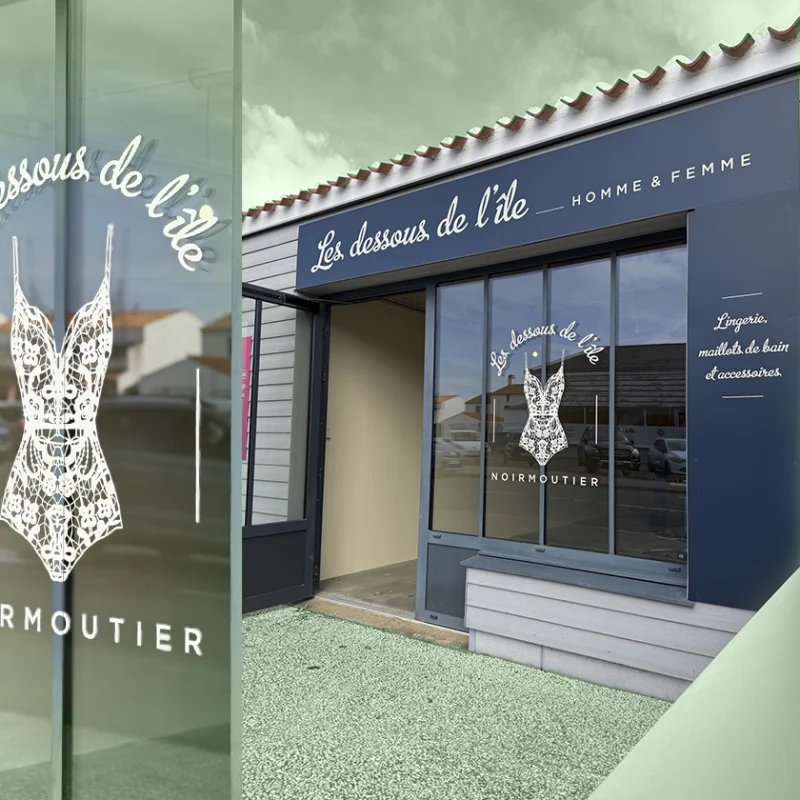 Enseigne pour la boutique Les dessous de l'île à Noirmoutier-en-l'Île : réalisation d'enseigne par l'agence de publicité Unfluences Graphique en Vendée
