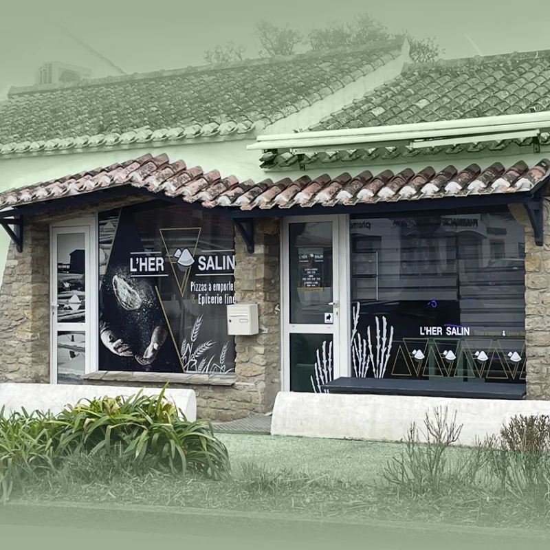 Réalisation d'enseigne et signalétique pour L'Her Salin (pizza et épicerie fine) à L'Épine sur l'île de Noirmoutier par l'agence de publicité en Vendée.